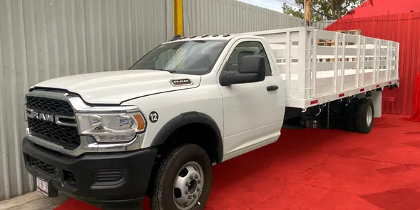 Camioneta con Redilas